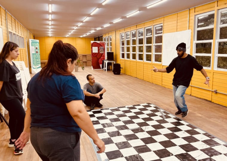 A iniciativa propicia oficinas artísticas e cursos pedagógicos, baseados na cultura hip hop com foco no empoderamento juvenil