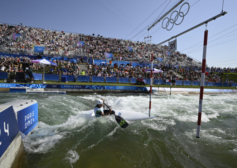 Brasileira precisa ficar entre as 12 melhores para se classificar para disputa de medalha