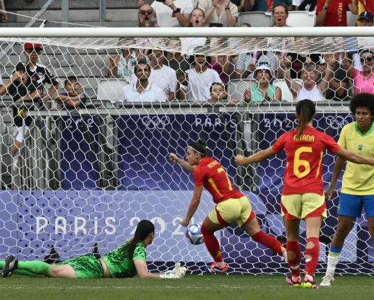 Marta é expulsa, Brasil perde para Espanha por 2 a 0, mas se classifica com ajuda dos EUA