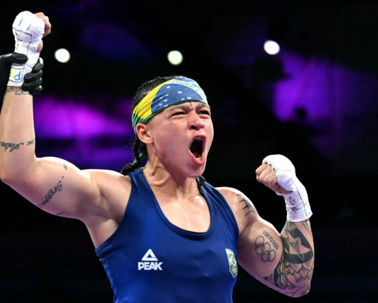 Bia Ferreira supera 'jogo sujo' de rival, vence e garante medalha no boxe em Paris