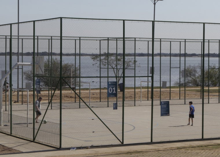 Três quadras de concreto e uma de grama sintética foram liberadas para uso
