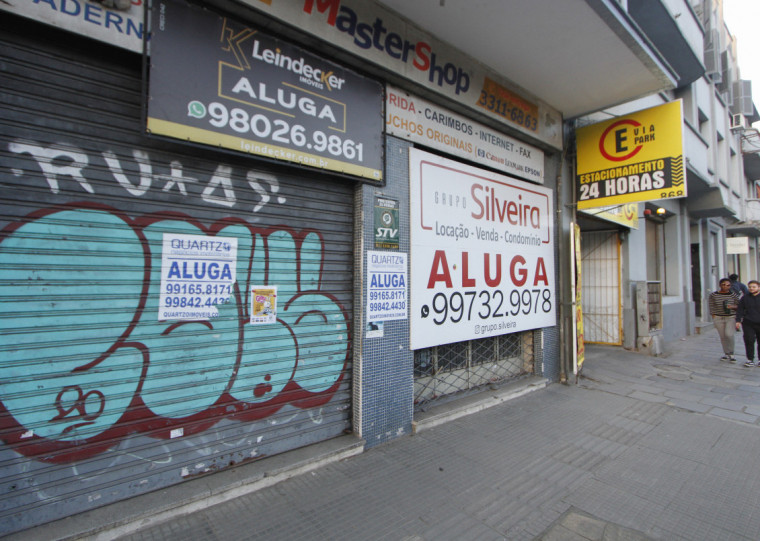 Imóveis fechados e para alugar marcam a paisagem da Osvaldo Aranha; avenida sofre com desocupação há anos