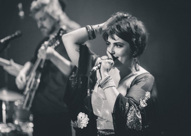 Estreia desta terça-feira (6) reúne versões de canções de amor e desamor interpretadas pela cantora e atriz