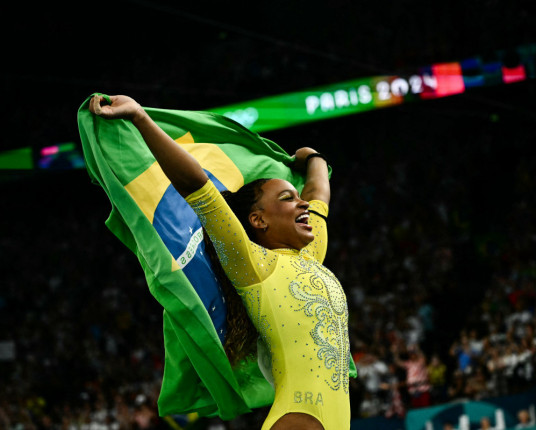 Rebeca Andrade conquista prata no individual geral da ginástica; Biles leva o ouro