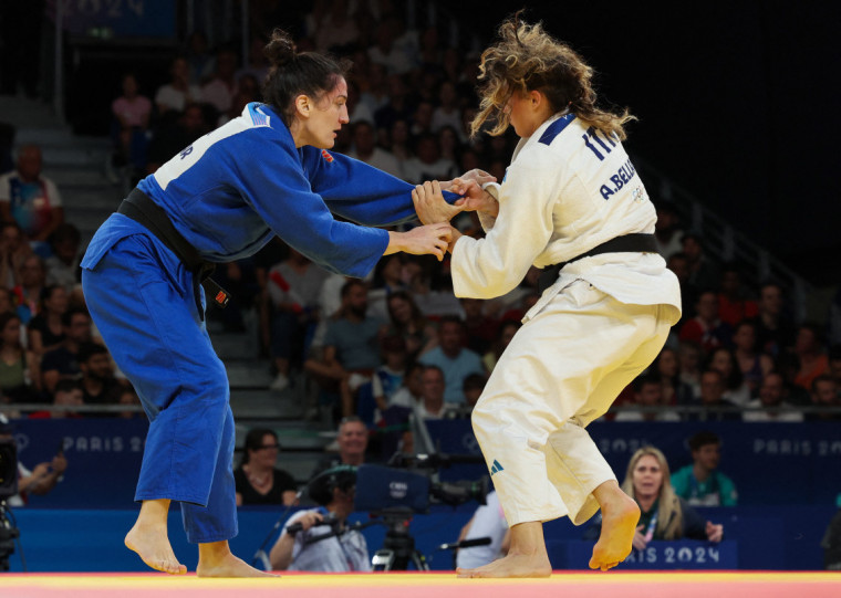 Mayra (e) foi derrotada pela italiana Alice Bellandi nas oitavas de final do judô 