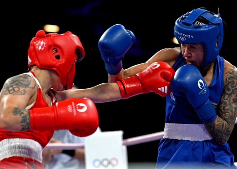 Carolina Almeida acabou não conseguido encaixar seus golpes, sendo superada por decisão unânime