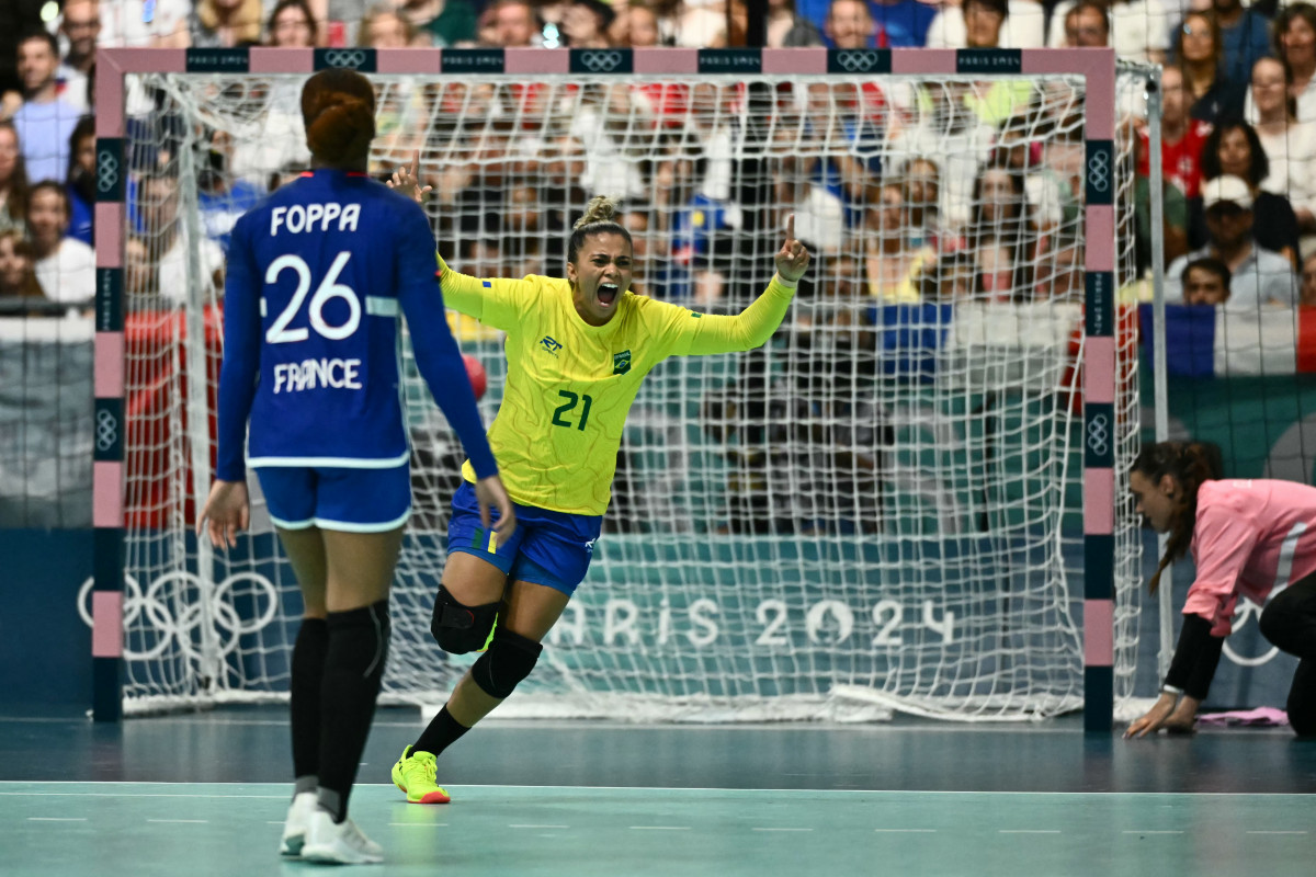 Sele&ccedil;&atilde;o feminina de handebol precisa vencer Angola neste s&aacute;bado (3) para seguir com o sonho do p&oacute;dio  | Aris Messinis/ AFP/JC