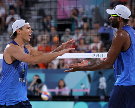 Evandro desequilibra, Brasil vence checos, e garante 1º lugar do Grupo E no vôlei de praia
