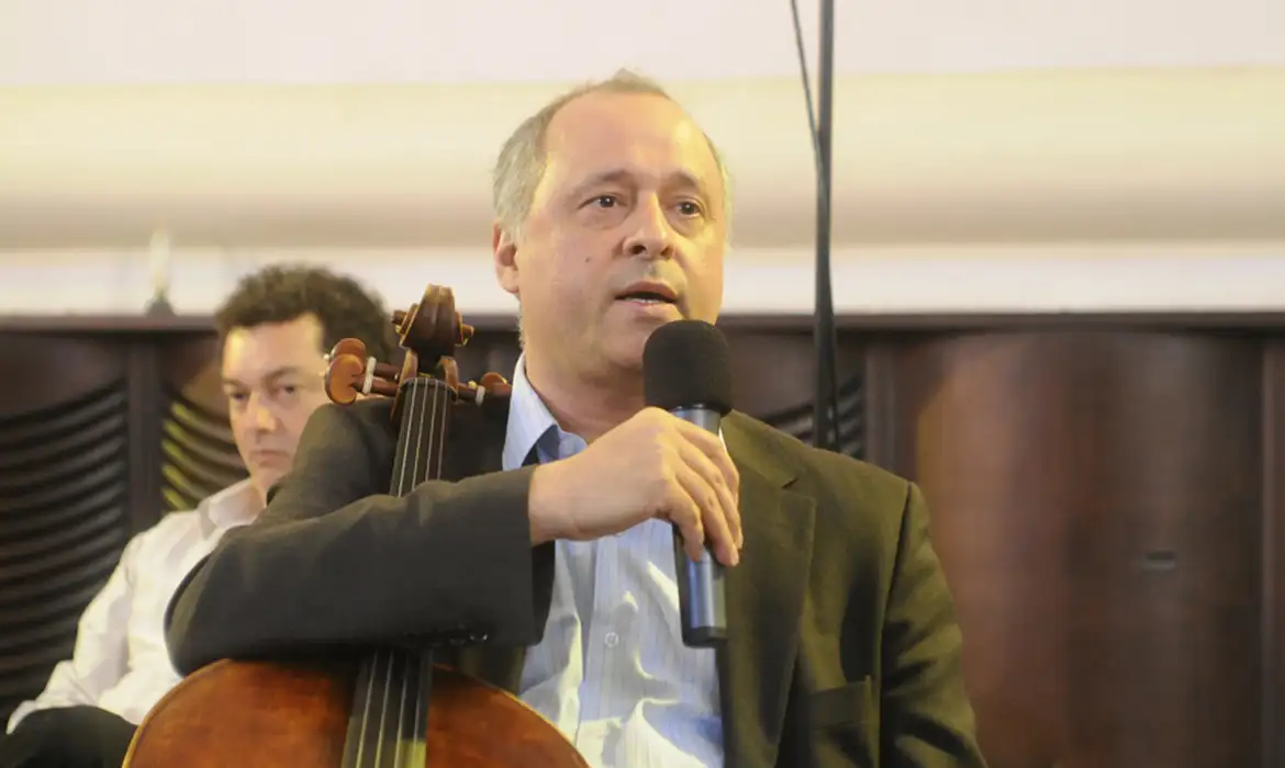 Nascido no Recife, e radicado na Europa, Menezes  foi um dos mais célebres solistas e cameristas de sua geração