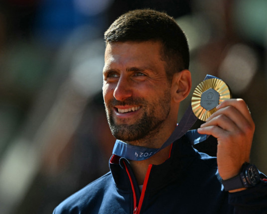 Djokovic supera Alcaraz e completa prateleira de troféus com ouro olímpico em Paris