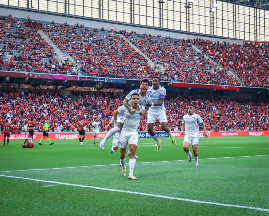 Grêmio vence Athletico-PR por 2 a 0 se afasta da zona de rebaixamento