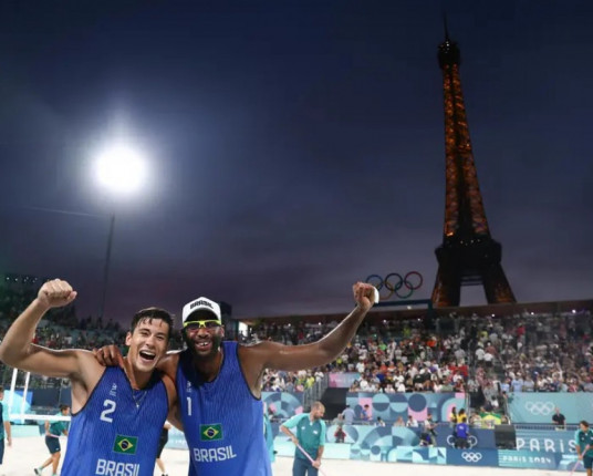 Evandro e Arthur vencem holandeses e vão às quartas de final no vôlei de praia