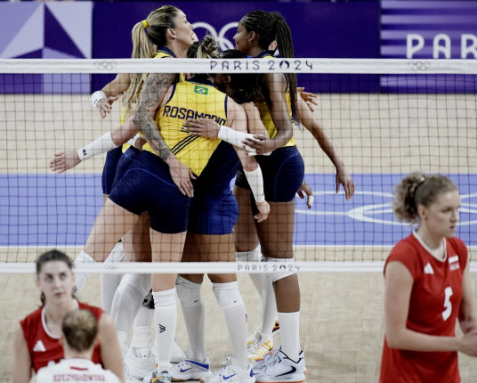 Brasil vence Polônia e termina como líder do Grupo B no vôlei feminino