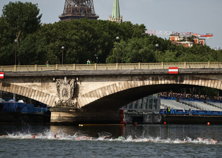A triatleta belga nadou no Sena na quarta-feira, quando competiu na prova individual de triatlo