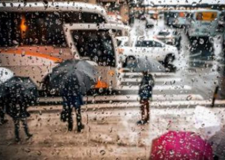 Na segunda-feira (20), o sistema de baixa pressão segue se deslocando para o Oceano e dará origem a um ciclone extratropical