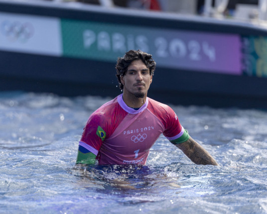 Gabriel Medina sofre lesão no ombro e perde temporada 2025 do circuito mundial de surfe