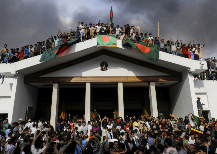 Nesta segunda, 56 pessoas morreram durante os distúrbios; mais de 300 pessoas perderam suas vidas no país 