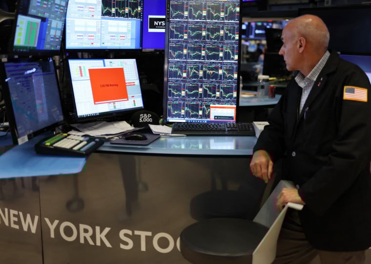 Nos EUA, Wall Street afundou na abertura. O S&P 500 perdeu 3,00% e o Dow Jones recuou 2,66%, enquanto o Nasdaq despencou 3,43%