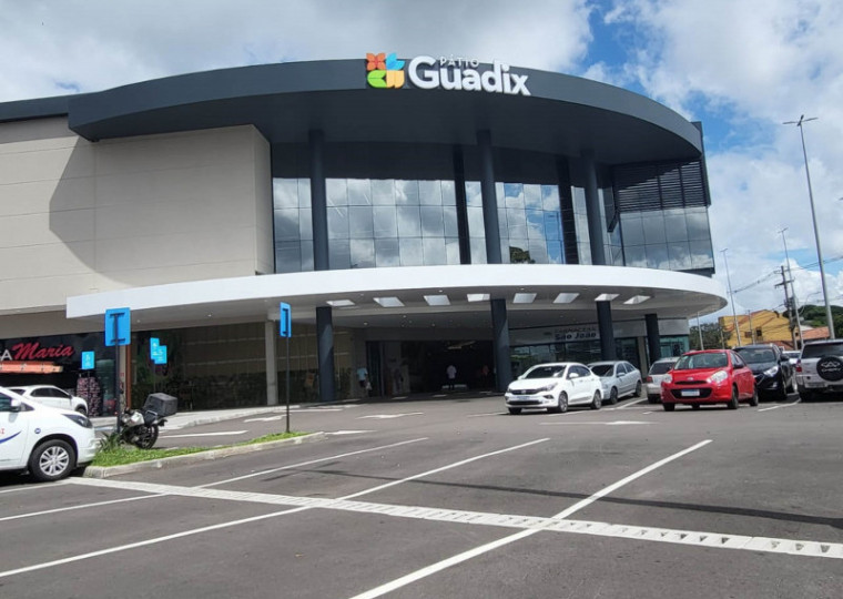 Pensando em auxiliar na retomada da cultura e das bibliotecas, livrarias e gráficas que foram atingidas pelas enchentes de maio, a 1ª Feira do Livro Pátio Guadix (av. Juca Batista, 1305) ocorre a partir desta quarta-feira (7) até o dia 11 de agosto com livreiros, escritores, editoras e autores independentes. Com parceria da Câmara Rio-Grandense do Livro e Clube dos Editores, a feira terá entrada franca e ocorrerá das 10h às 20h. A programação completa está no Instagram: @patioguadix.

Cerca de 10 bancas estarão expondo lançamentos e ofertando saldos de grandes títulos. Sessões de autógrafos estão previstas e, para as crianças, várias sessões de contação de histórias. São esperadas 10 mil pessoas nos cinco dias de feira. O jovem escritor Filipe Graczcki, de 10 anos, estará lançando Mããããeeee cadê o meu livro na feira. No enredo, a história de Filipe, um menino que adora ler e que percebe que seu livro favorito desapareceu. Ele e o pai, o curador Pedro Paulo, farão juntos uma sessão de autógrafos na sexta (9), das 19h às 20h, e no sábado (10) às 17h. A iniciativa é uma homenagem ao Dia dos Pais, que ocorre no próximo domingo (11).

A feira estará com um ponto de arrecadação de livros, novos e usados. De acordo com a Gerente Geral do Pátio Guadix, Gislaine Paim Costa, a ideia é incentivar os visitantes a levarem publicações que serão reencaminhadas para espaços de leituras e bibliotecas que perderam seus livros nas enchentes. A Feira do Livro também terá atrações para a família inteira: food trucks garantirão o lanche do passeio, e para quem quiser curtir o domingo ao lado do pai, uma série de atividades especiais estará à disposição dos visitantes