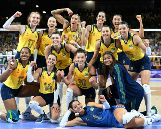 Seleção feminina de vôlei arrasa República Dominicana e vai à semifinal em Paris-2024