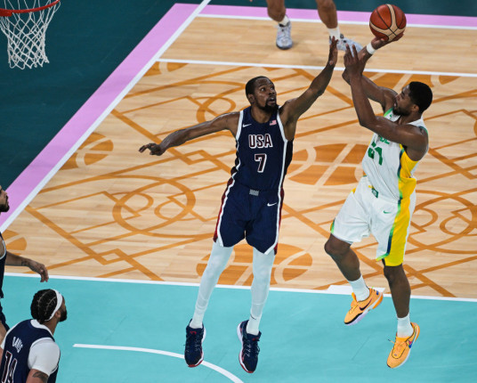 Estrelas dos Estados Unidos dão show e eliminam o Brasil por 122 a 87 no basquete