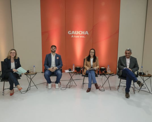 Primeiro debate entre candidatos à prefeitura de Porto Alegre foca em enchente e troca de farpas