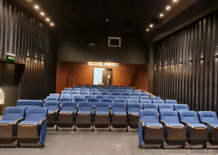 Localizada no térreo, a sala Eduardo Hirtz passou por reparos em suas áreas mais afetadas, como o revestimento do piso do cinema e a substituição de todas as poltronas danificadas