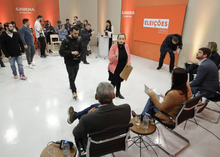 Candidatos à prefeitura de Porto Alegre (em 1º plano) recebem orientações antes do 1º debate das eleições