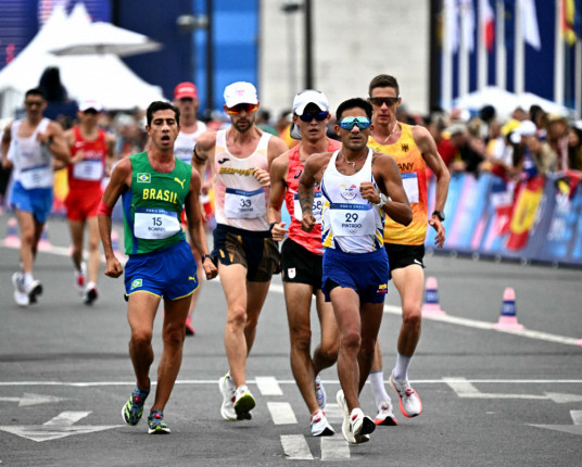 Caio Bonfim e Viviane Lyra terminam maratona da marcha atlética em revezamento na 7ª posição