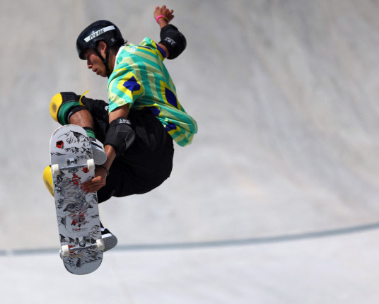 Augusto Akio supera pressão, faz 'volta perfeita' e garante bronze no skate
