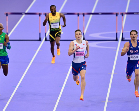 Alison dos Santos mostra cansaço, mas avança à final dos 400m com barreiras