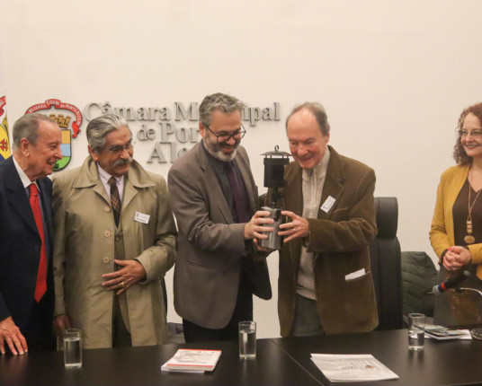 Jornalista Flávio Tavares é homenageado pela Câmara Municipal de Porto Alegre