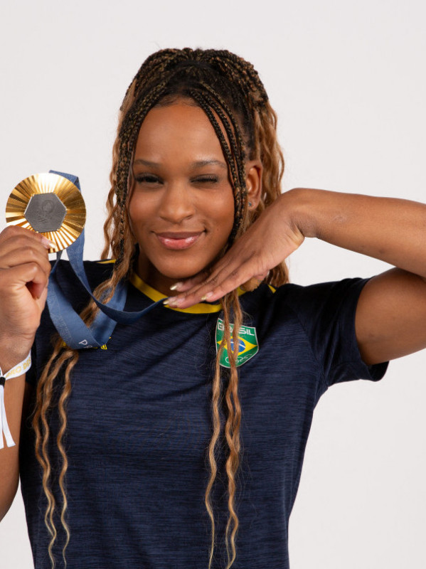 Rebeca Andrade anuncia retorno às competições neste ano após pausa em 2025