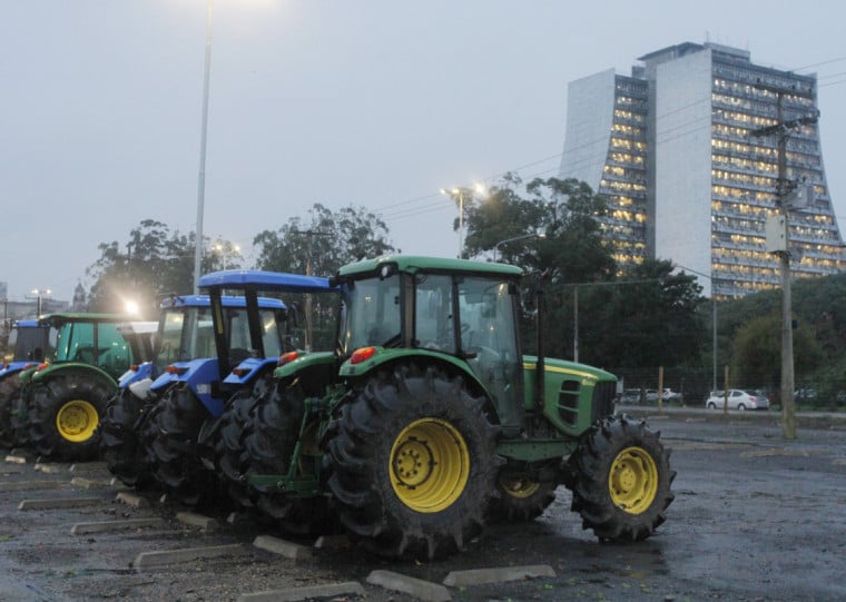 Tratores já estavam estacionados na tarde desta quarta-feira em Porto Alegre