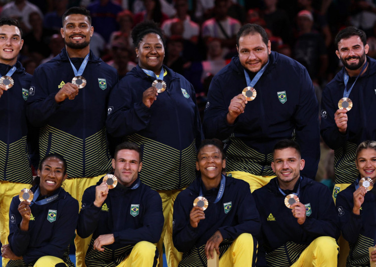 Dos medalhistas por equipes em Paris, quatro são atletas do clube gaúcho