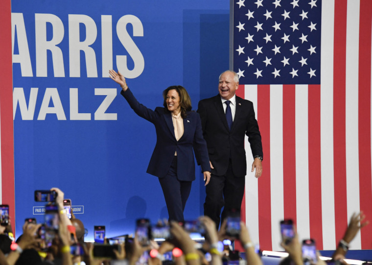 Dupla tenta se manter na Casa Branca ap&oacute;s a desist&ecirc;ncia de Biden