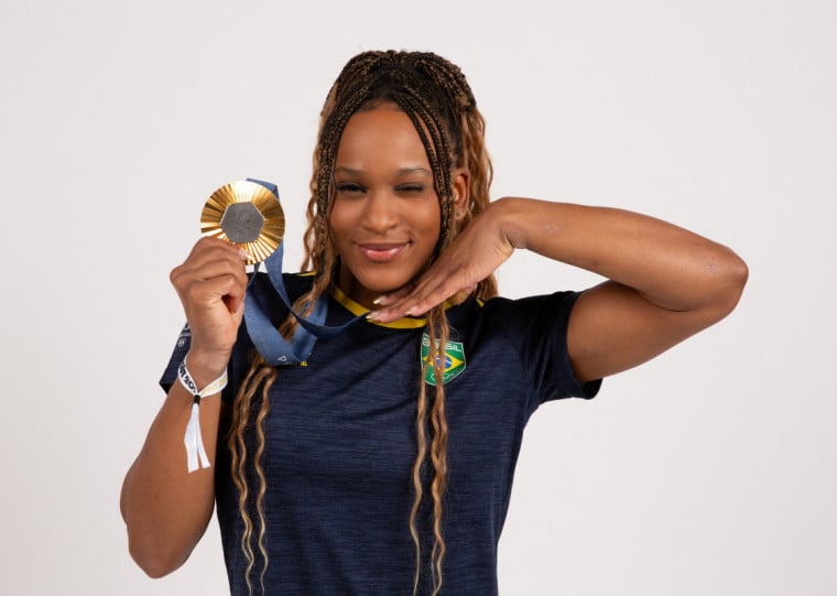 Em Paris-2024, Rebeca conquistou a medalha de ouro no solo, prata no individual geral e no salto, e bronze na categoria de equipes