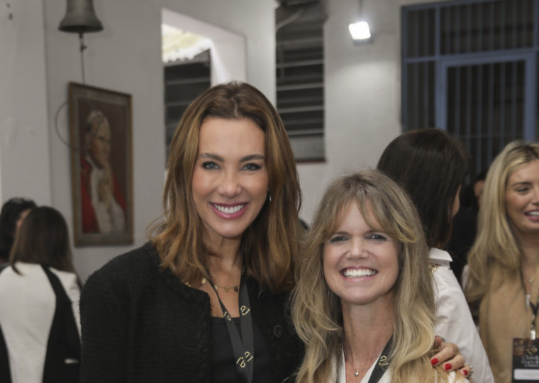 Claudia Bartelle e Cris Maggi 
na Casa de Apoio Madre Ana