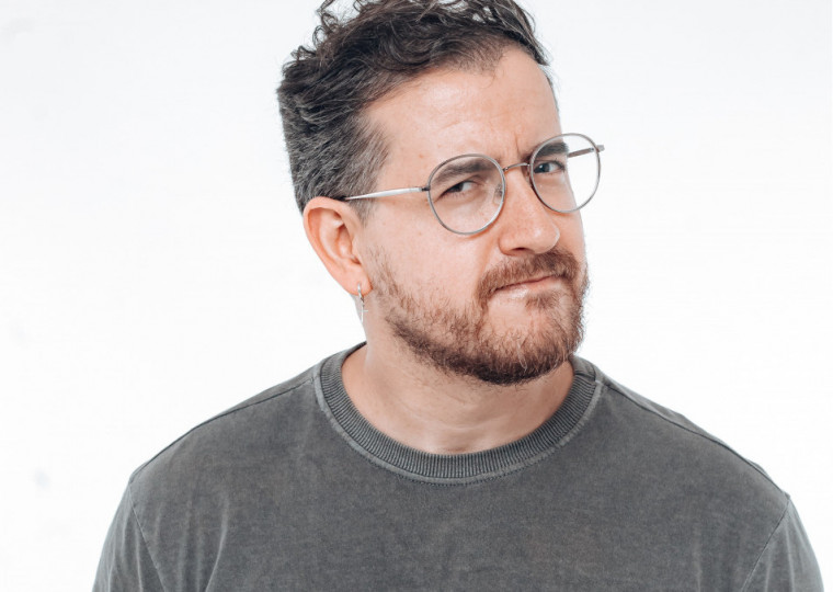 Comediante se apresenta em Santa Cruz do Sul, Santa Maria e Porto Alegre com espetáculo ‘Ninguém se importa’