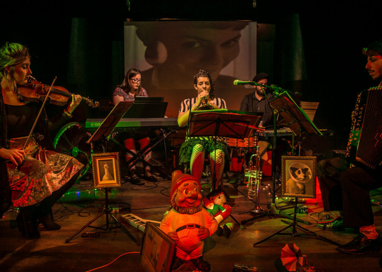 Espetáculos retratam o universo da jovem Amélie, com elementos e objetos do filme, cores vibrantes e músicas um tanto circenses