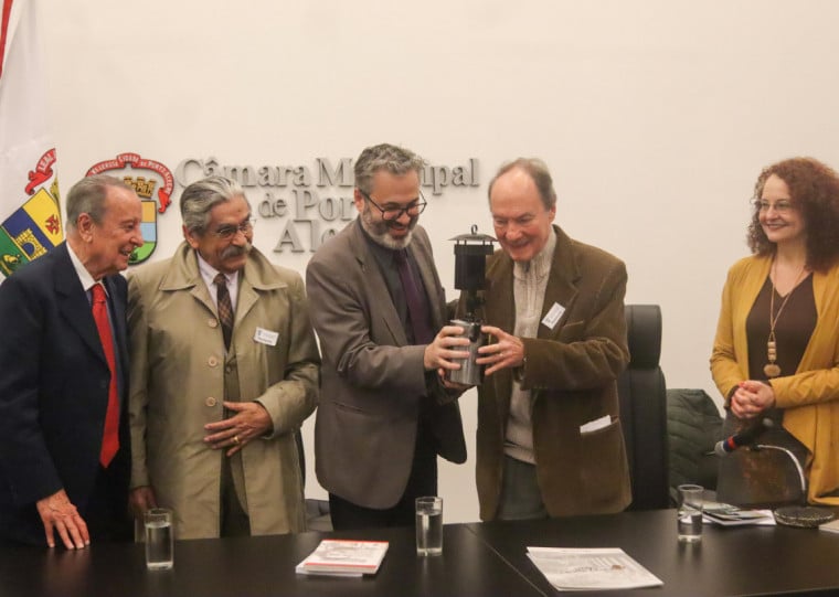 Tavares (d) recebeu honraria do Poder Legislativo da capital gaúcha