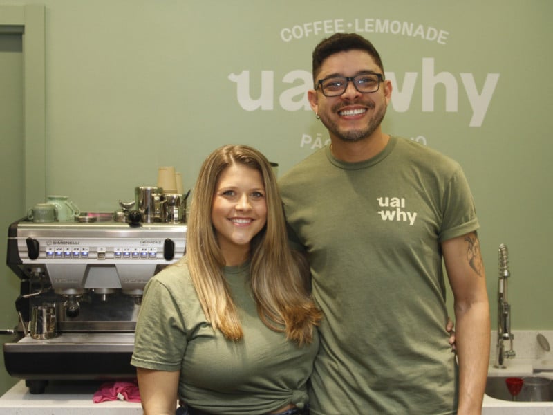 Kylie e Claudenir são sócios do local, que oferece 10 opções de cafés gelados e pães de queijo recheados Foto: EVANDRO OLIVEIRA/JC