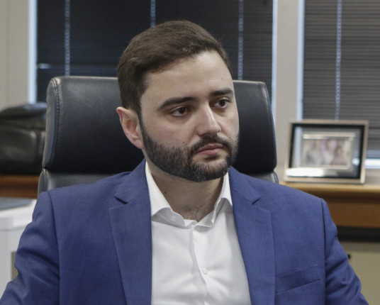 Gabriel Souza assume como governador do RS em exercício pela quarta vez em 2025