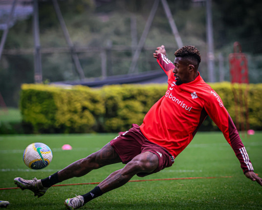 Inter encara Athletico-PR na busca de espantar a crise e voltar a vencer