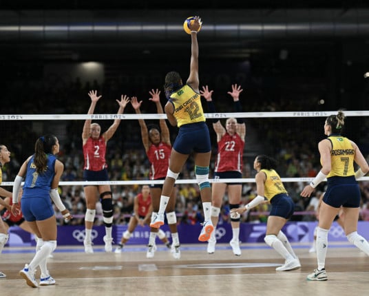 Seleção feminina volta a ser castigada pelos EUA e vai brigar pelo bronze no vôlei