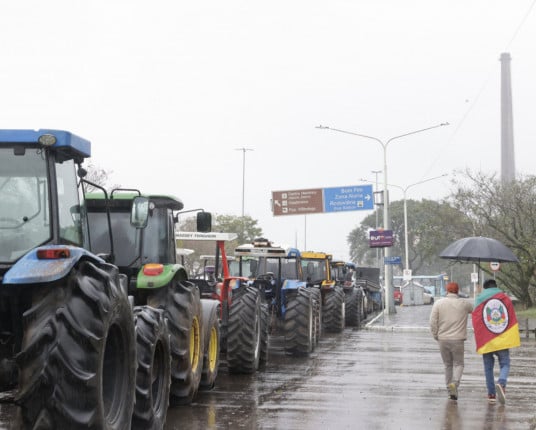 Tratoraço reúne milhares em Porto Alegre por demandas do agro gaúcho