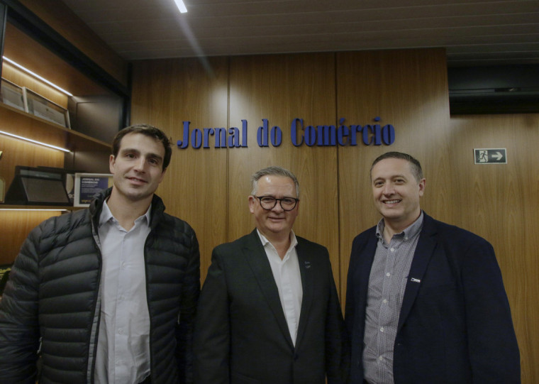 Pioner (centro) e Carbone detalharam para Tumelero (esq) o que estará em foco no evento