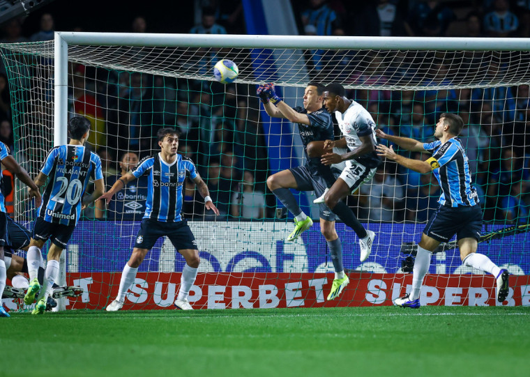 Nos 90 minutos, a partida entre Grêmio e Corinthians terminou 0 a 0, indo para os pênaltis