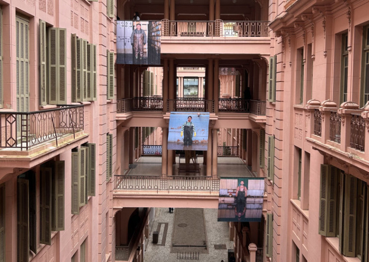 Exposição com fotos de Gideon Mendel é uma das atrações da reabertura da CCMQ, nesta quarta-feira