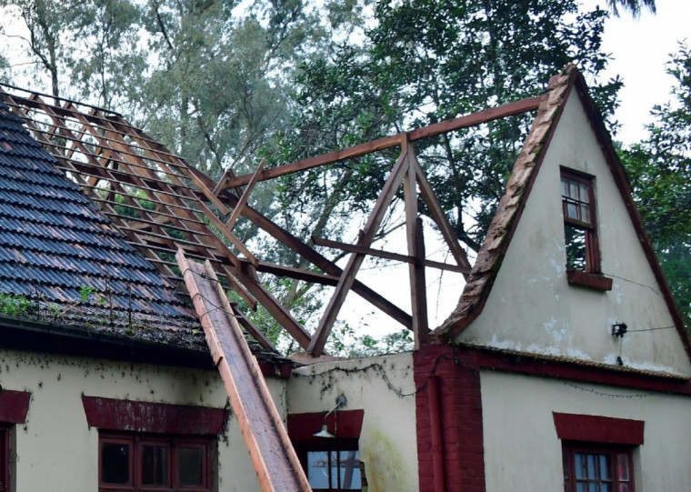 Telhado da casa histórica passa por recuperação